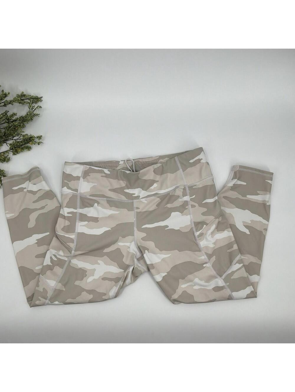 Athleta Winter Camo White Cropped Leggings Size LP